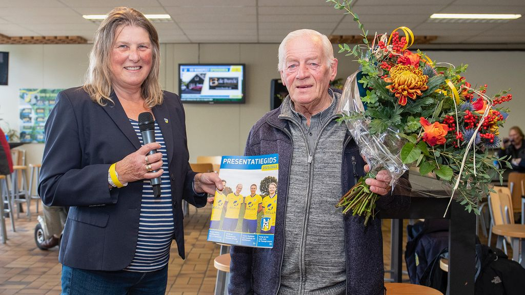 Foto: Martin Juffer krijgt de eerste presentatiegids van zijn club overhandigd