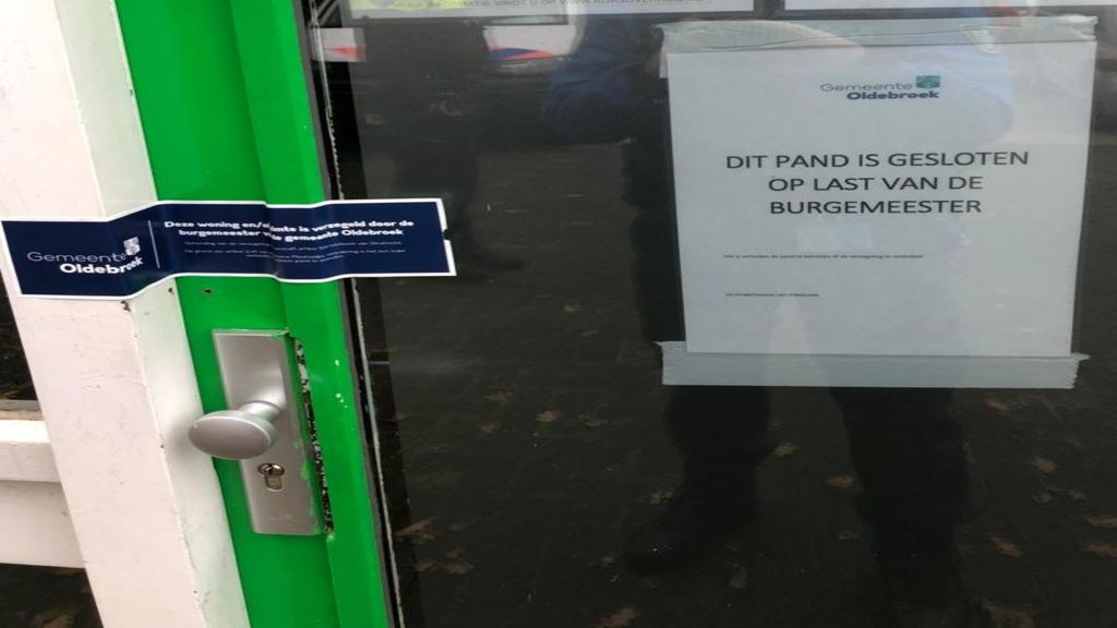 Foto: Burgemeester gemeente Oldebroek sluit pand Hells Angels