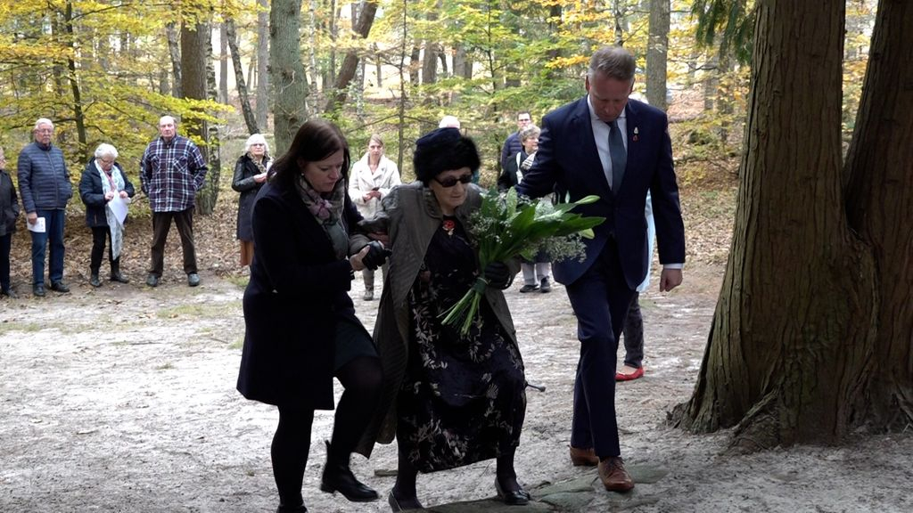 Foto: Dochter omgekomen piloot bezoekt voor het eerst crash-site in Hulshorst