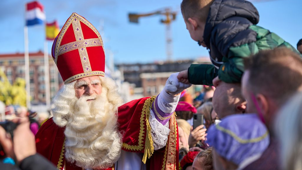 Foto: Veel te druk bij Sinterklaasintocht Harderwijk, organisatie grijpt in