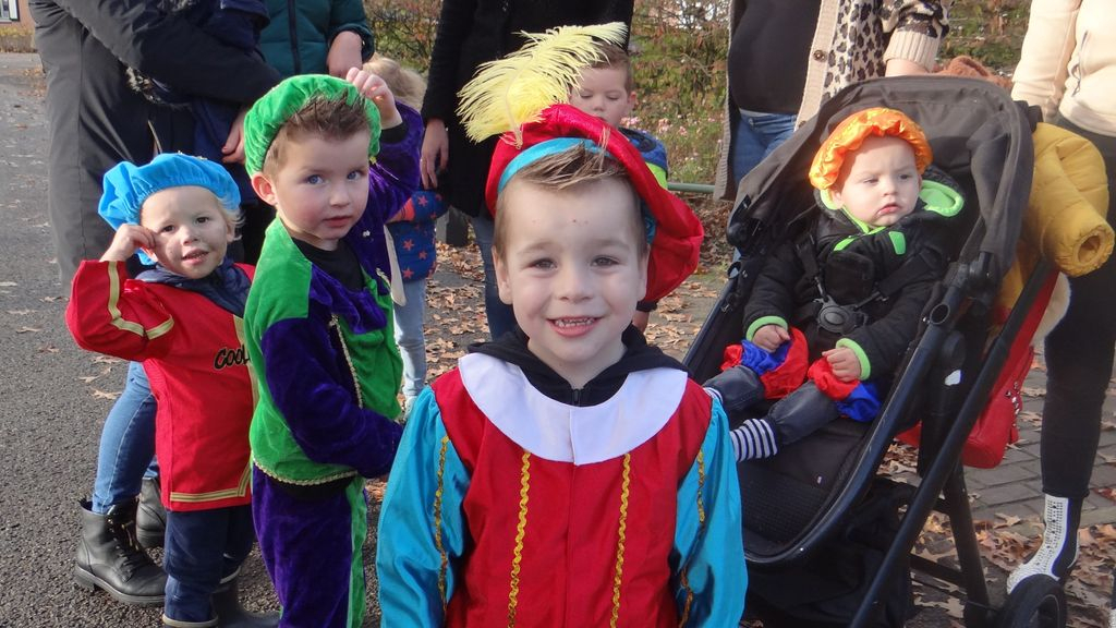 Foto: Pieten komen zonder Sinterklaas aan in Hulshorst