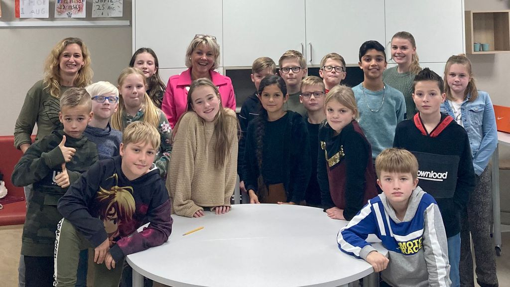 Foto: Wethouder en burgemeester Oldebroek geven gastles tijdens de Week van Respect