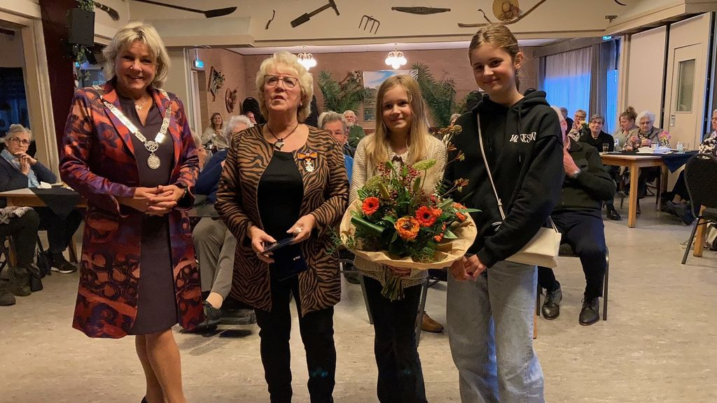 Foto: Christien van ’t Ende tijdens jubileum Zonnebloem verrast