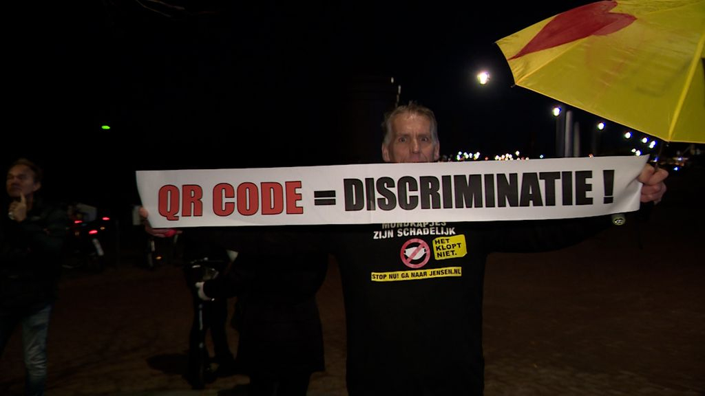 Foto: Klein lawaaiprotest in Harderwijk tegen QR-code en 2G