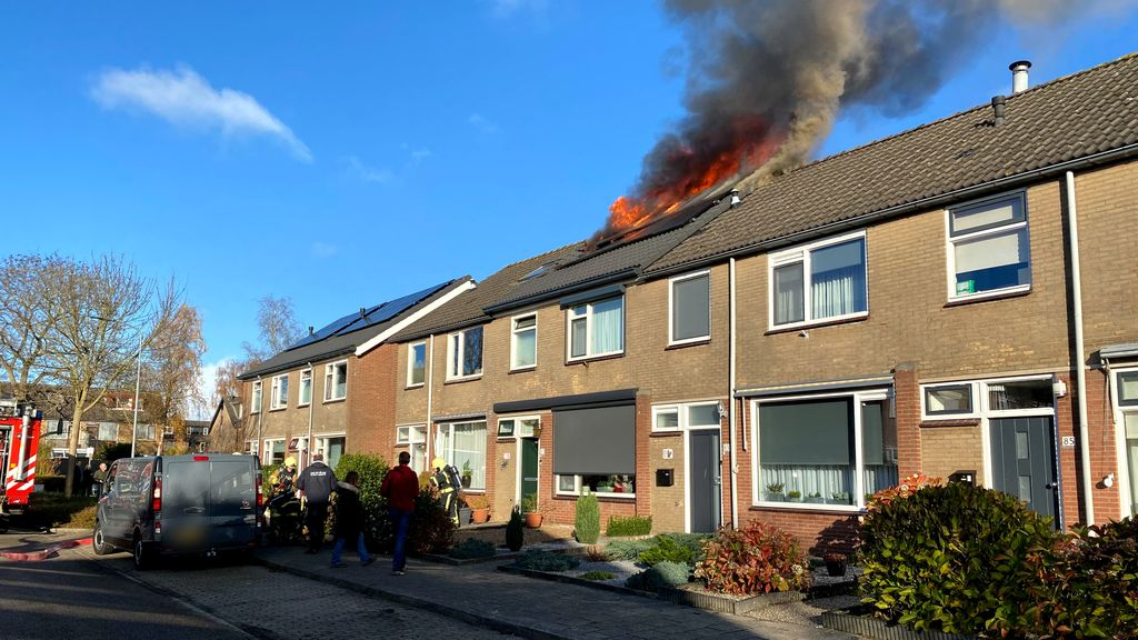 Foto: Rijtjeshuis onbewoonbaar na brand op zolder