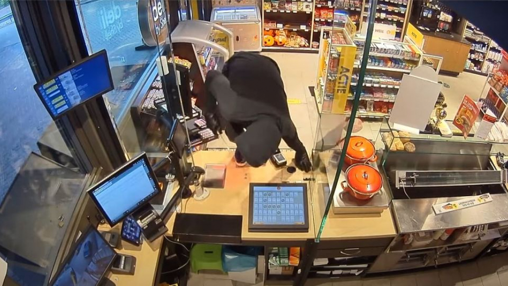 Foto: Man met groot mes pleegt overval op tankshop: 'Is dit een slechte grap?'