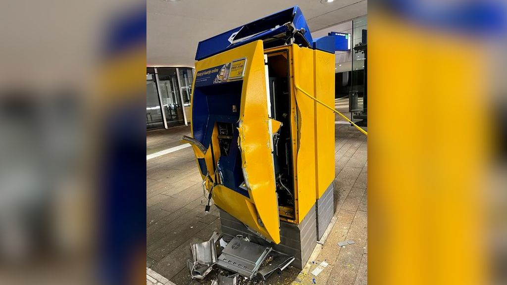 Foto: Illegaal vuurwerk blaast NS-automaat station Harderwijk op