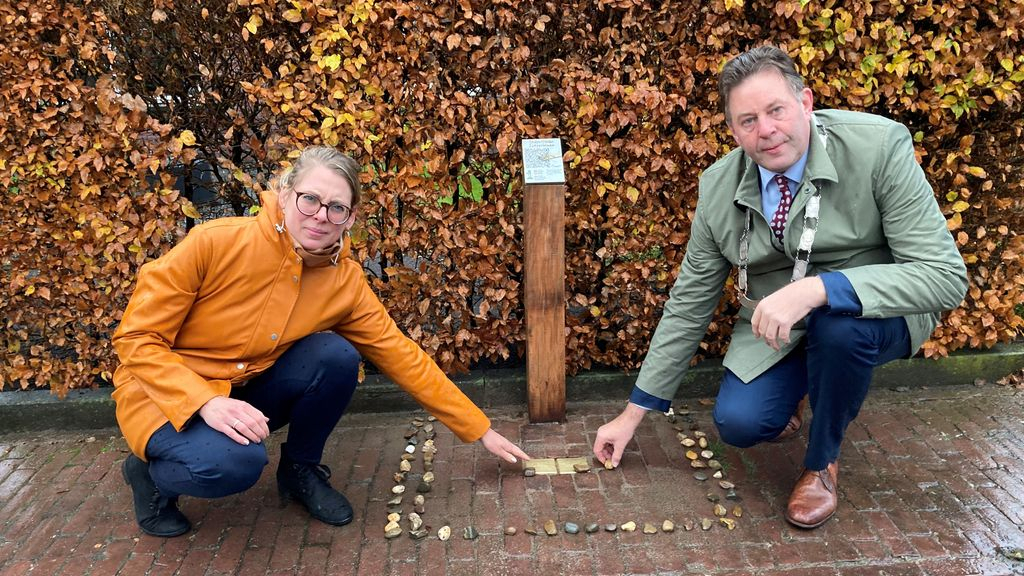 Foto: Vier Stolpersteine geplaatst bij twee adressen in Nunspeet