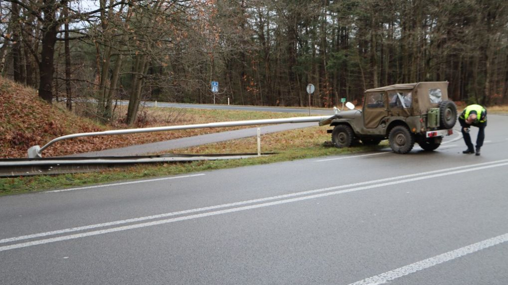 Foto: Lantaarnpaal omver door voorrangsfout