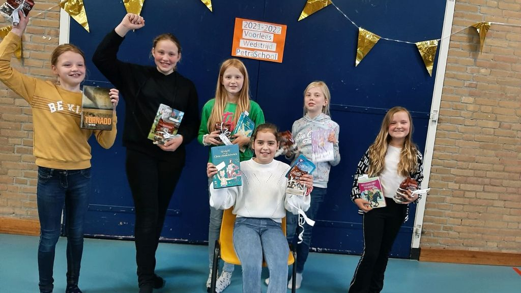 Foto: Sophie van Keulen wint voorleeswedstrijd op Petraschool