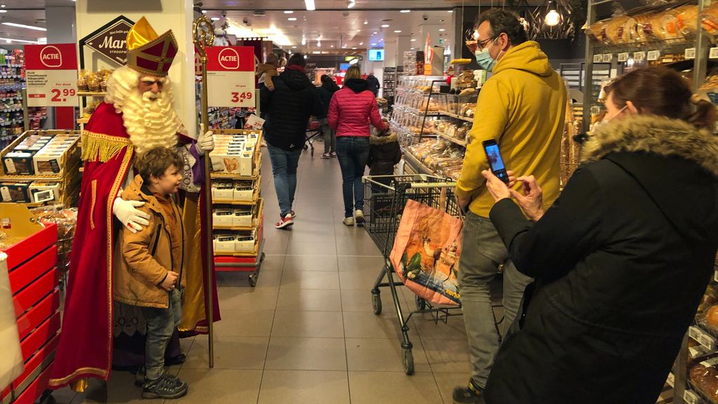 Foto: Spontaan bezoek van Sint en pieten in de supermarkt
