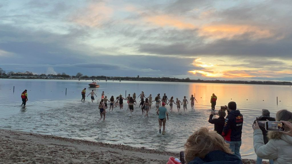 Foto: Van Kinsbergen College Elburg duikt het water in voor KWF