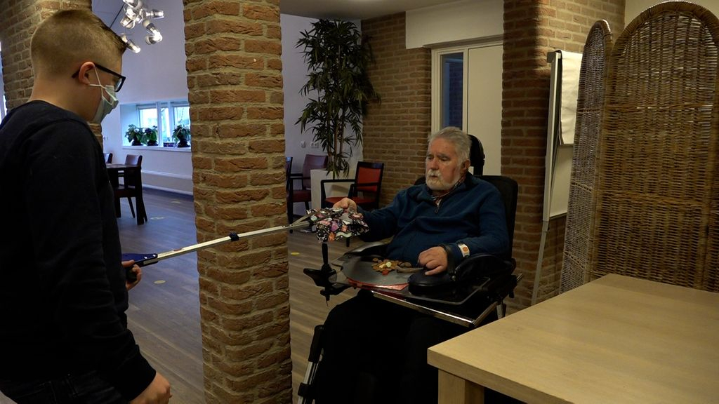 Foto: Milan (12) maakt honderden ouderen blij met een chocoladeletter