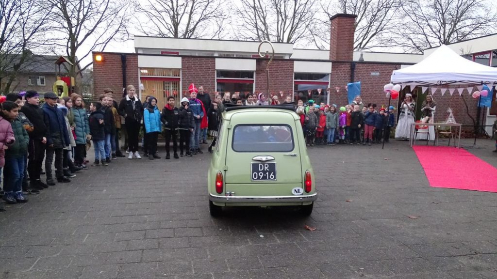 Foto: Juffen verschijnen in trouwjurk op Sinterklaasfeest
