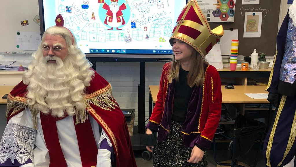 Foto: Veel dans en gezang voor Sinterklaas op de Franciscusschool