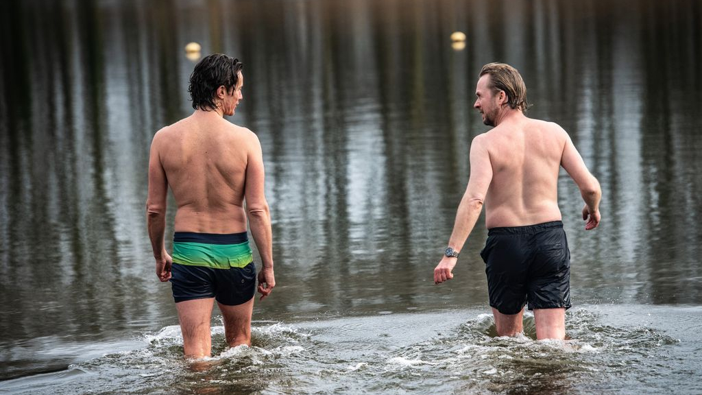 Foto: Veel nieuwjaarsduiken afgelast, maar hier durven ze het wel aan