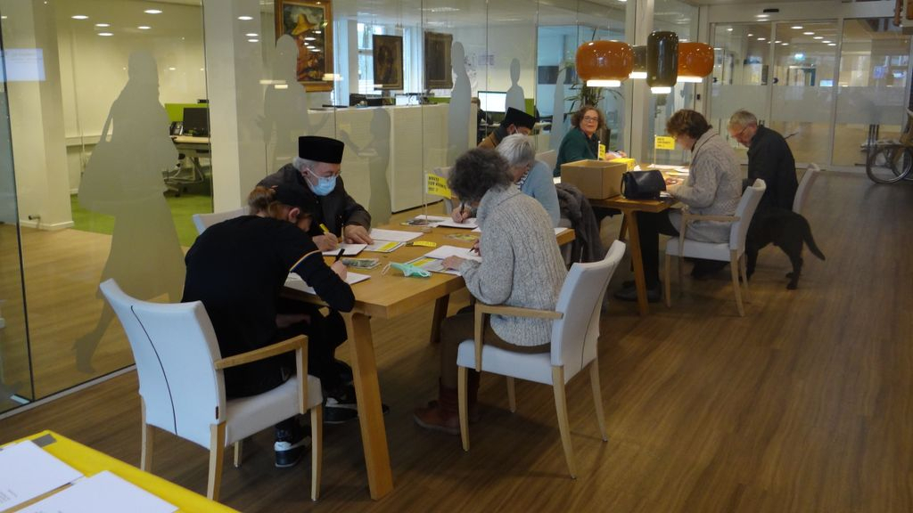 Foto: Burgemeester Nunspeet doet mee aan schrijfactie van Amnesty