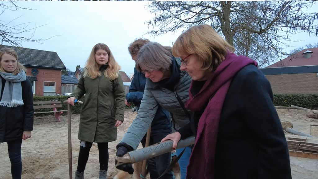 Foto: Leerlingen Franciscusschool graven ‘tijdcapsule’ op na 15 jaar