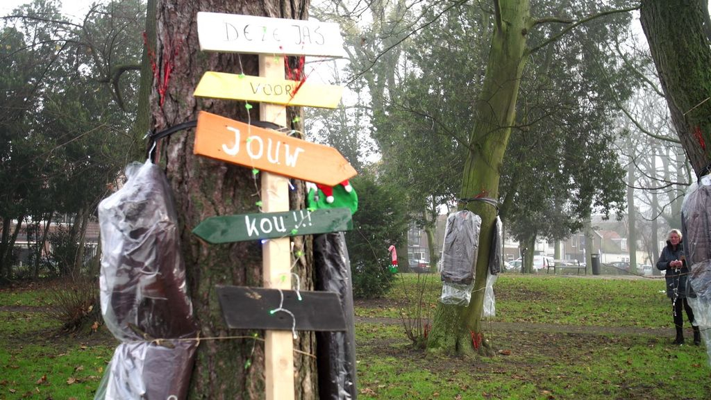 Foto: Hier hangen gratis jassen in de bomen, voor wie er geen kan betalen