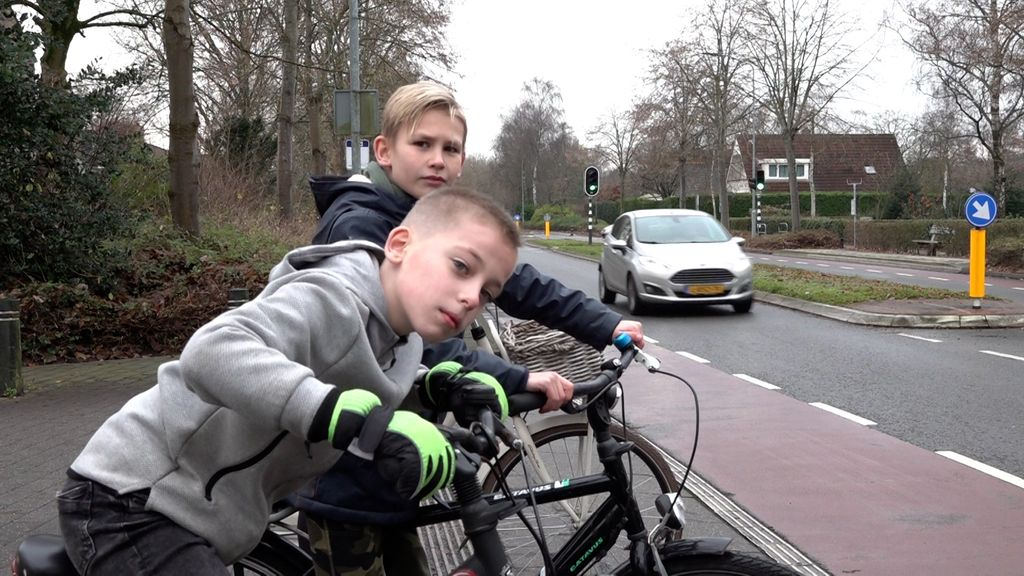 Foto: School is gevaarlijke weg beu; "Iets met een kalf en een put"