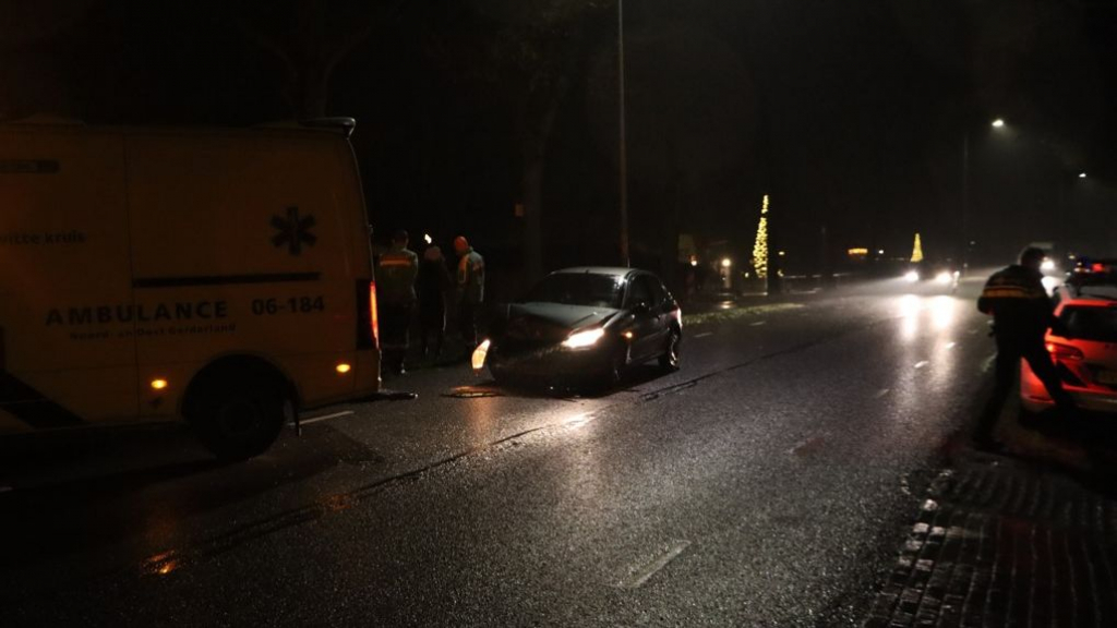 Foto: Auto rijdt tegen ambulance aan
