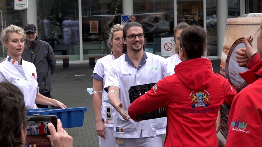 Foto: Visboer deelt 'blijmakertjes' uit aan zorgpersoneel