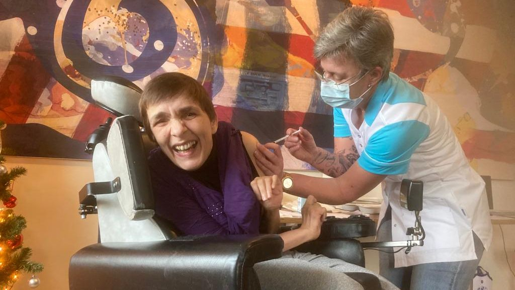 Foto: Boosterprikken uitgedeeld op woonlocaties in Nunspeet