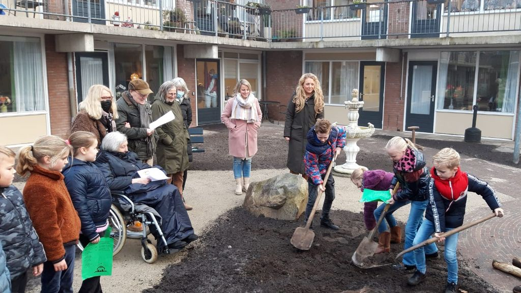 Foto: Leerlingen planten eerste boom in belevingstuin Ittmannshof