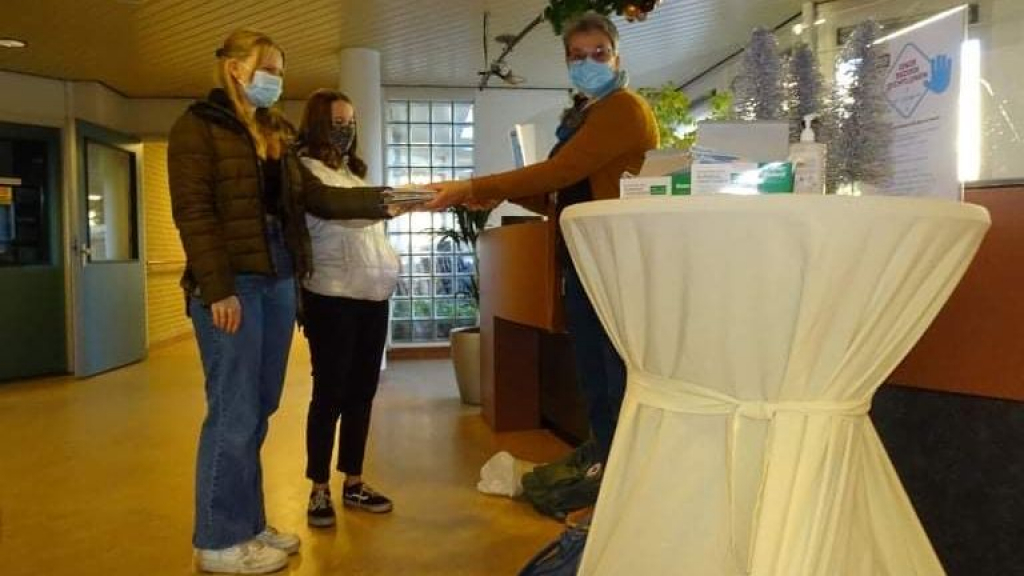 Foto: Ashley en Tirza schrijven honderden kerstkaarten voor ouderen