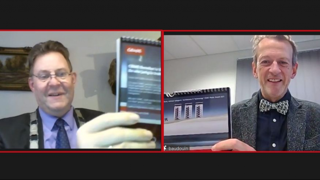 Foto: CEWE reikt jubileumkalender uit aan burgemeester