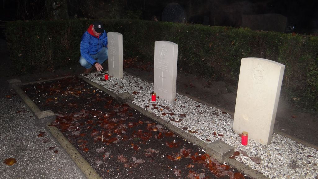 Foto: Kerstlichtjes op oorlogsgraven