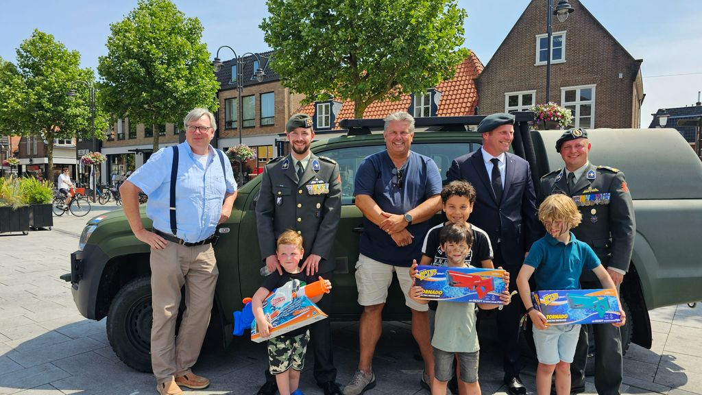 Foto: Floris, Dani en Matthis winnen watergeweren tijdens regionale Veteranendag in Nijkerk