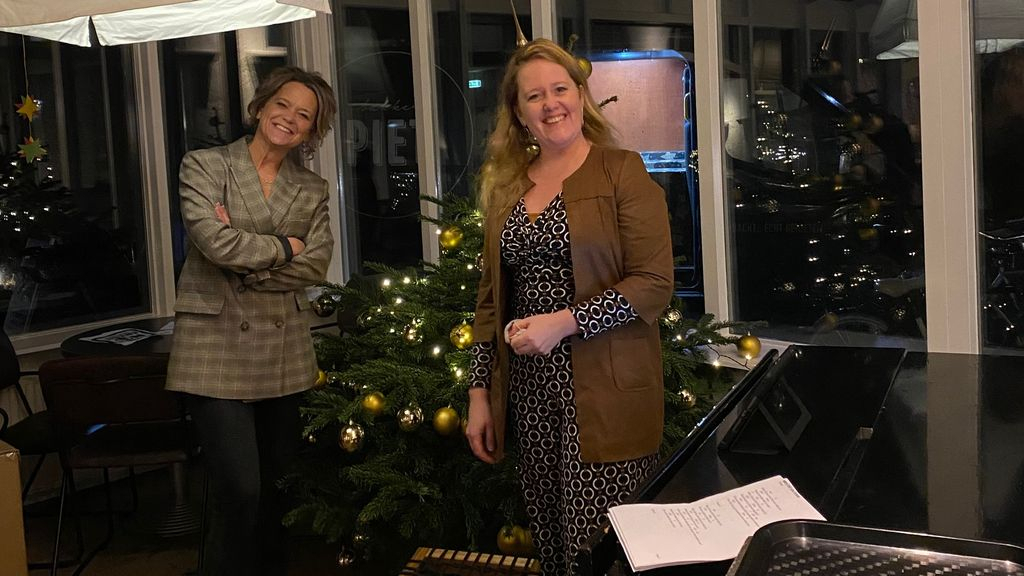 Foto: Vluchtelingen verrast met kerstpakketten en muziek