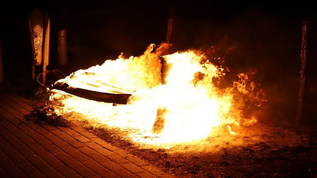 Foto: Bankje gaat in vlammen op in Doornspijk