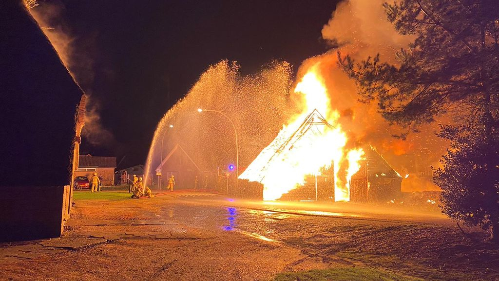 Foto: Vlammenzee verwoest schuur in Elspeet