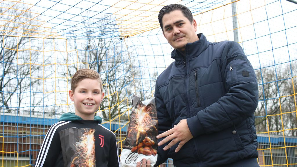 Foto: Oliebollenactie ouders VV Nunspeet groot succes