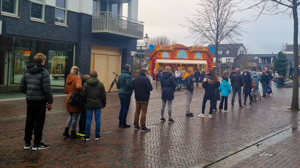 Foto: Drukte bij de oliebollenkramen in Nunspeet