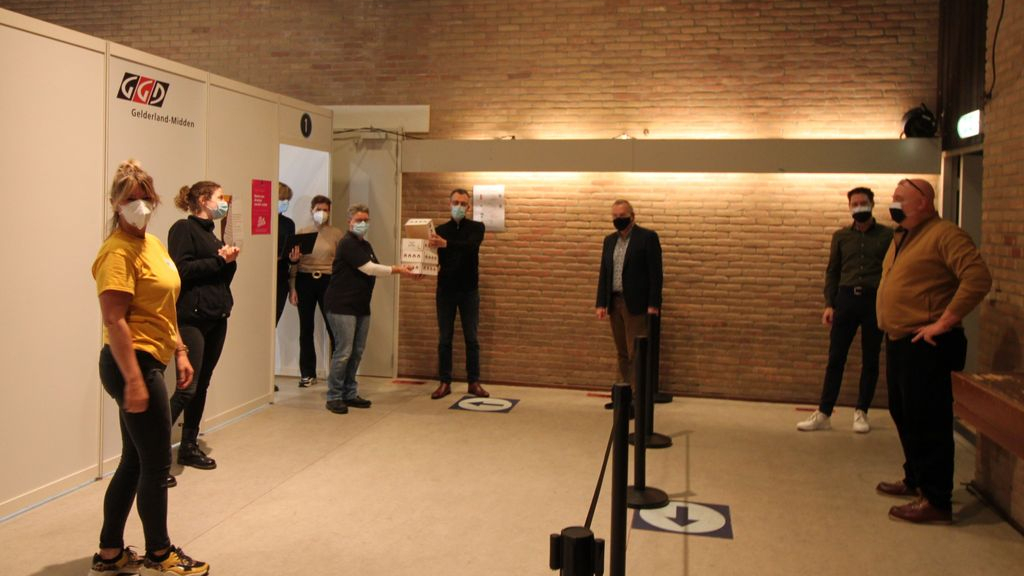 Foto: Collegeleden tonen waardering aan medewerkers test- en vaccinatielocaties