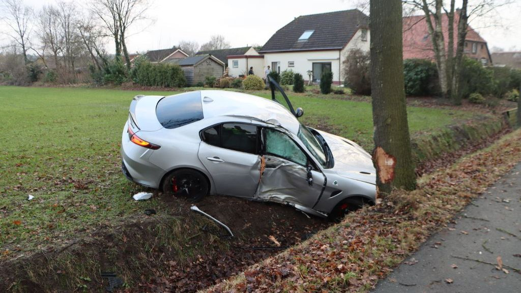 Foto: Auto strandt in droge sloot