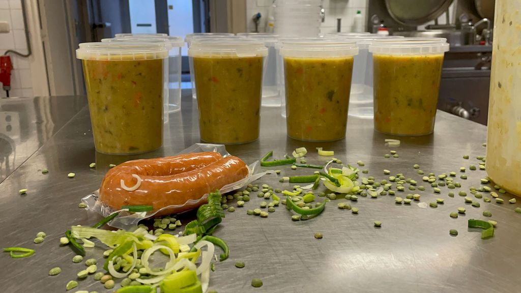 Foto: Max maakt honderden liters snert voor het goede doel