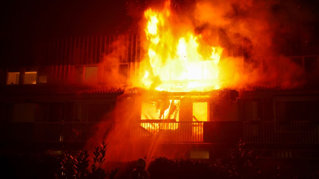 Foto: Bewoner komt om bij felle brand in woning
