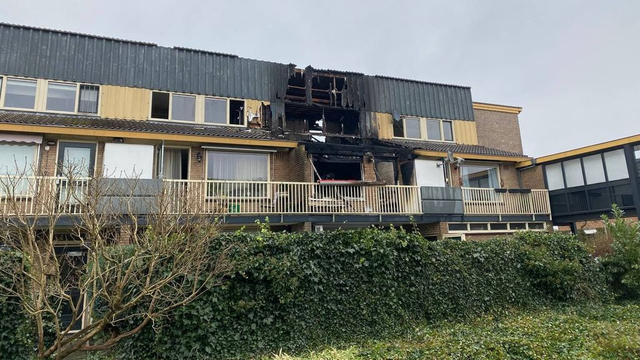 Foto: Grote verslagenheid na dodelijke brand: 'Er is nog flink op zijn deur gebonsd'