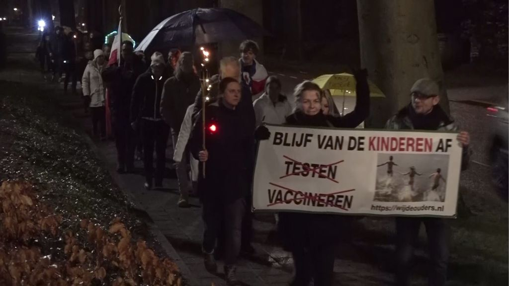 Foto: Zo'n 40 mensen lopen 'Lichtjestocht voor de vrijheid' in Nunspeet
