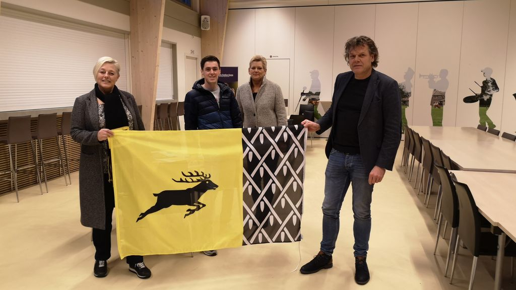 Foto: Gemeentebelang biedt gemeentevlag aan voorzitter SDE