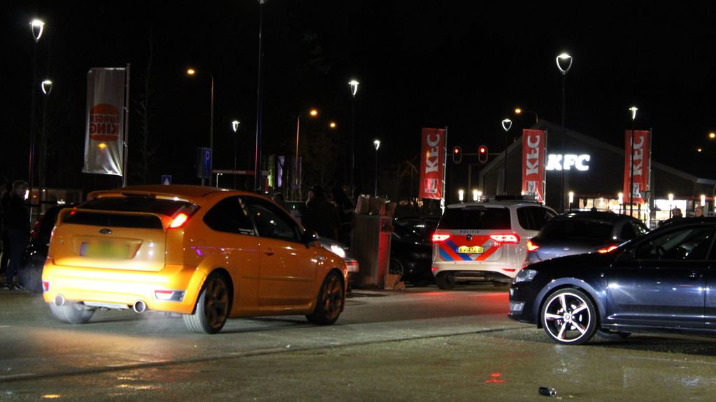 Foto: Ruim 150 auto’s bij illegale carmeeting, politie deelt 12 bekeuringen uit