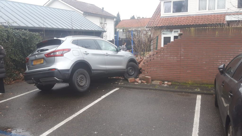 Foto: Auto rijdt ineens achtertuin in: 
