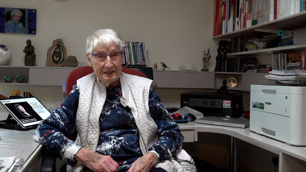 Foto: Bep (94) maakt ouderen al een kwart eeuw wegwijs op internet