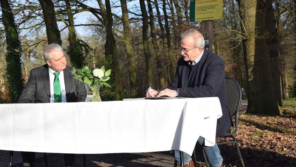 Foto: GLK en de gemeente Nijkerk tekenen overeenkomst voor het Hoevelakense Bos