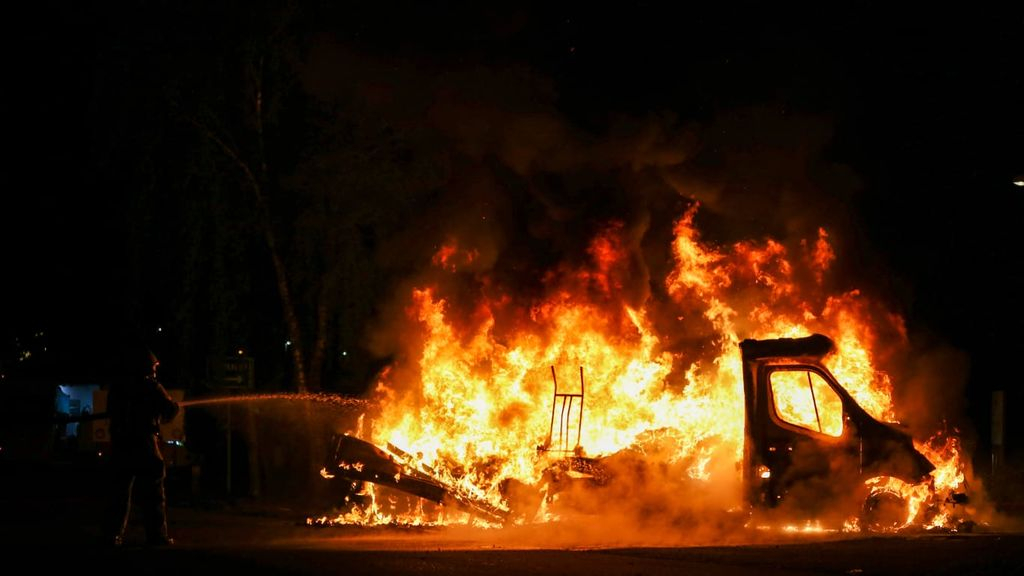 Foto: Bakwagen brandt uit op parkeerplaats langs A28