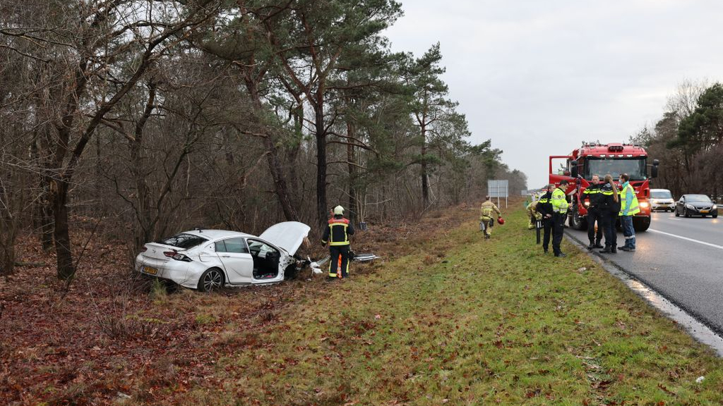 Foto: Automobilist zwaargewond na ongeluk op A28